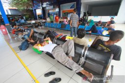 Pemudik Di Pelabuhan Tri Sakti