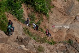 Jalan Trans Sulawesi di Desa Jono Oge putus diterjang banjir