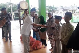 Jurnalis Bangka Tengah salurkan santunan dan paket sembako kepada anak yatim