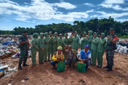 Karyawan TPA dapat sembako dari Kodim 1008/Tanjung