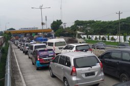 Gerbang Tol Amplas  mulai padat kendaraan pada H-5