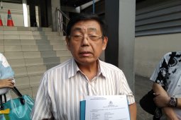 Relawan laporkan FB bernama Rocky Gerung yang tulis  "Jokowi Rakus"