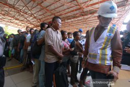 Pemudik Antri Tiket
