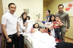 Anak-anak masih menemani Ani Yudhoyono di Singapura