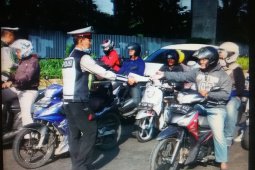 Petugas Polri bagikan peta mudik bagi warga Jakarta