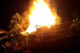 Api ludeskan sejumlah kafe di seputaran Tugu BI Sintang