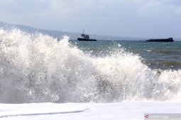 Sebagian perairan Indonesia berpotensi gelombang enam meter