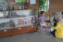 Mahasiswa Vokasi UI sediakan perpustakaan mini dan taman bermain di Depok