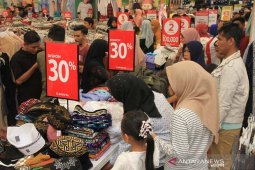 Pusat perbelanjaan diserbu pengunjung
