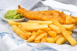 Ibu Ani pengemar makanan khas Inggris "fish and chips"