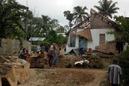 Pohon tumbang di Blitar timpa dua rumah