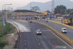 Volume kendaraan melalui GT Cileunyi melonjak, tapi lancar