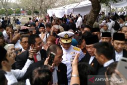Usai pemakaman Ani Yudhoyono, warga berebut salaman dengan SBY