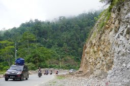 Jalur Trans Sulawesi  "Kebun Kopi" putus akibat material longsor