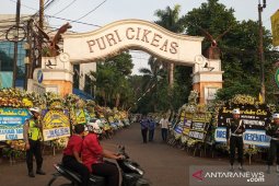 Ada dua kali upacara sebelum pemakaman Ibu Ani