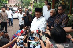 Prabowo sampaikan permintaan maaf tidak hadiri  pemakaman Ani