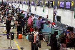 Pemudik di Bandara Juanda menurun