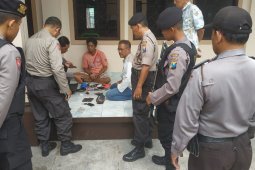 Polisi dan warga di Tulungagung tangkap musafir karena bawa senjata api organik