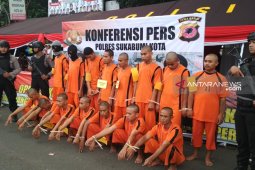 Polres Sukabumi Kota memajang pelaku kriminalitas di pusat kota