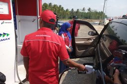 Pemudik meminta Pertamina jual premium dan pertalite di JTTS