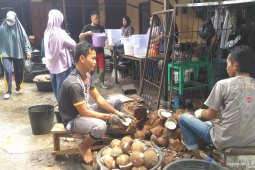 Pedagang santan menghabiskan 5.000 kelapa dalam sehari