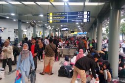 Pemudik di Stasiun Pasar Senen membeludak di ruang tunggu pada H-1