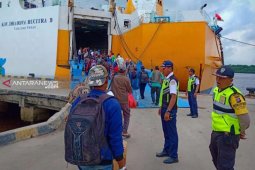 Pemudik melalui  pelabuhan Kumai nikmati malam Idul Fitri di atas kapal