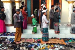 Umat muslim di Pesantren Mahfilud Dluror Jember, Jatim berlebaran hari ini