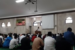 Mendagri dan warga  sholat Idul Fitri di Kompleks Widya Chandra