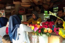 Pedagang bunga di sejumlah TPU meraup omzet jutaan rupiah