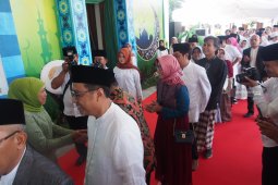 Masyarakat antusias berlebaran di Grahadi
