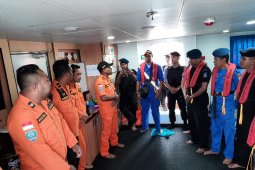 Regu penyelamat mencari delapan penumpang long boat mati mesin