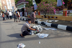 Usai shalat Idul Fitri, Kapolres Sanggau pungut sampah koran