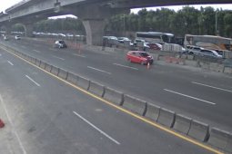 Kendaraan di jalur tol Jakarta-Cikampek ruas Bekasi-Cikarang padat