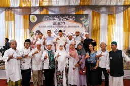 Ibnu Sina gathers all employees on the first day of work