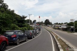Puluhan mobil antre di Pelabuhan Tanjungkalian Muntok