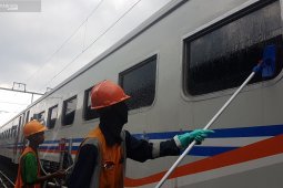 Pencuci kereta bekerja saat libur Lebaran
