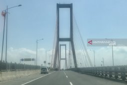 Bentang tengah Jembatan Suramadu jadi sasaran foto bersama