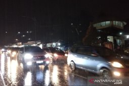Jalur Puncak Cisarua padat kendaraan
