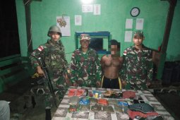 Prajurit Yonif 126/KC amankan pengendara motor pembawa  ganja