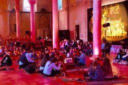 Para siswa Prancis unjuk kebolehan bermain gamelan