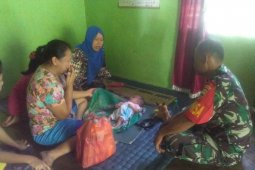 Kepedulian babinsa Kodim 0204/DS pada warganya yang sakit