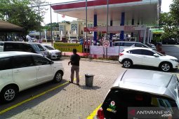 Petugas buka-tutup "rest area" di Tol Jakarta-Cikampek