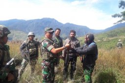 Ajudan Goliat Tabungi serahkan diri dan berikrar setia
