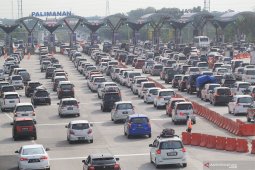 Antrean kendaraan terjadi di sekitar "rest area"  tol Cikampek