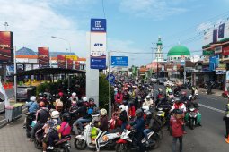 Penumpang kapal feri di Pelabuhan Ketapang membeludak (Video)