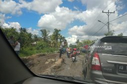Jalan rusak hambat arus balik Lebaran warga di Kecamatan Teluk Keramat-Paloh
