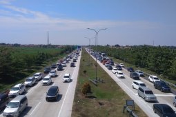 Antrean di GT Palimanan capai 2 km pada Minggu siang