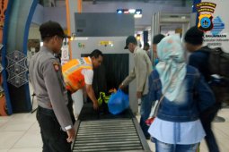 Petugas periksa seluruh barang penumpang di Pelabuhan Trisakti Banjarmasin