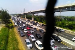 Arus balik di jalan Tol Jakarta-Cikampek padat